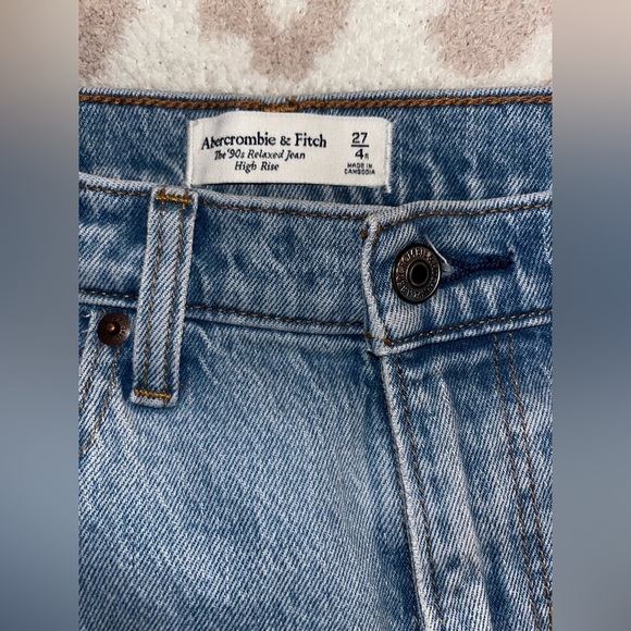 Abercrombie & Fitch The 90s Relaxed Jean High Rise 27 / 4 Light Wash Blue Denim - Picture 7 of 12